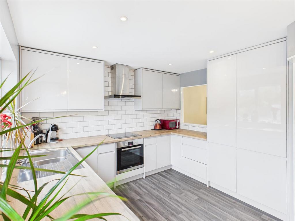 CAM04099 G0-PR0120-STILL007.jpg