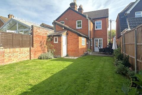 3 bedroom semi-detached house to rent, Alpha Road, Woking GU24