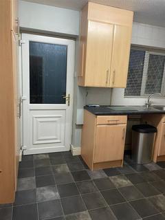 2 bedroom semi-detached house to rent, Jennings Avenue, Salford