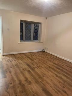 2 bedroom semi-detached house to rent, Jennings Avenue, Salford