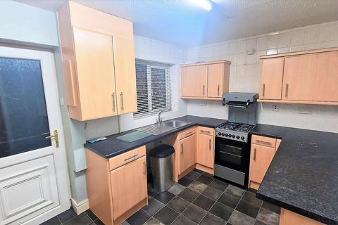 2 bedroom semi-detached house to rent, Jennings Avenue, Salford