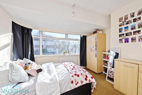 4 bedroom semi-detached house to rent, Lower Bevendean Avenue, Brighton BN2