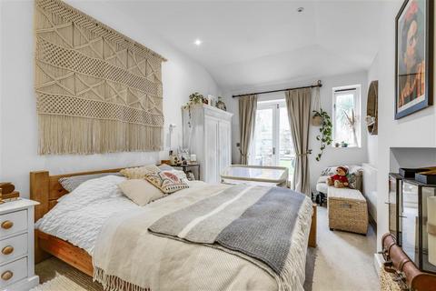 3 bedroom flat to rent, Heybridge Avenue, SW16