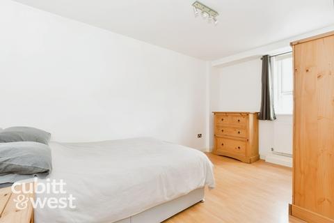 2 bedroom flat to rent, Market Parade Havant PO9