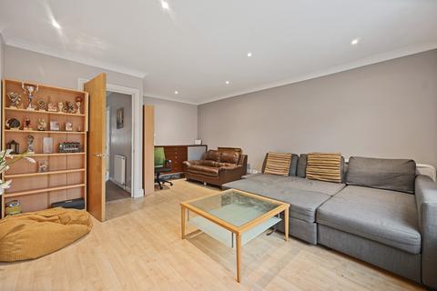 3 bedroom townhouse to rent, Milligan Street, London E14