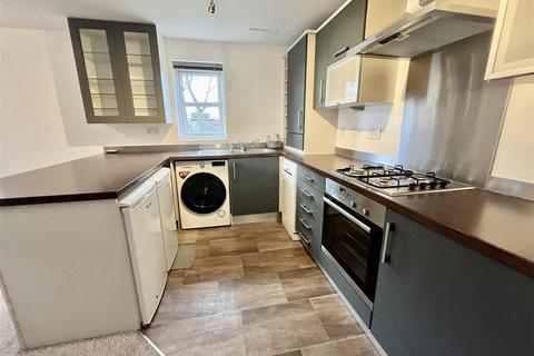 2 bedroom flat to rent, Lawnhurst Avenue, Manchester