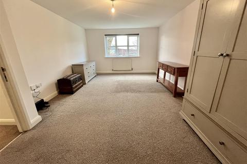 2 bedroom flat to rent, Lawnhurst Avenue, Manchester