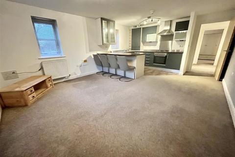 2 bedroom flat to rent, Lawnhurst Avenue, Manchester