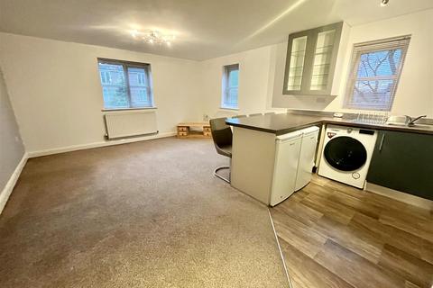 2 bedroom flat to rent, Lawnhurst Avenue, Manchester