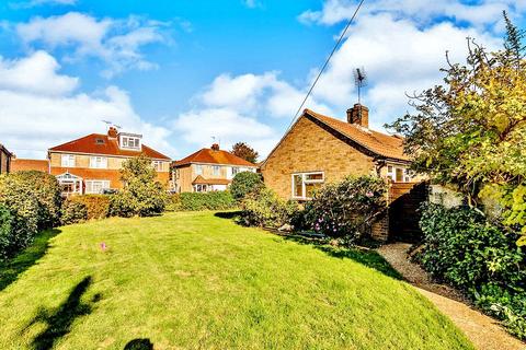 2 bedroom bungalow to rent, Walnut Avenue, West Sussex PO19