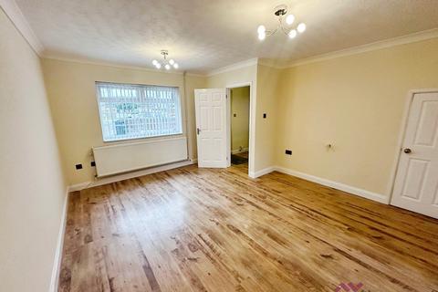 3 bedroom semi-detached house to rent, Bluehouse Avenue, Clacton-On-Sea CO16