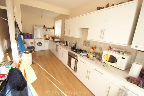 2 bedroom semi-detached house to rent, Stuart Road, Southend On Sea SS2