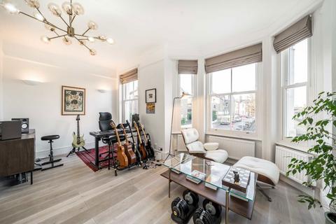 3 bedroom flat to rent, Latchmere Road, London SW11