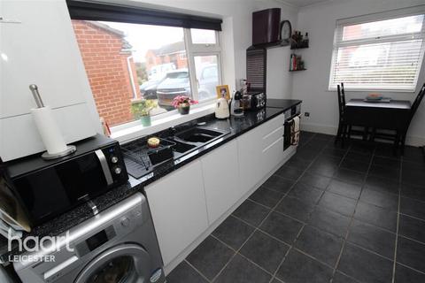 3 bedroom semi-detached house to rent, Walnut Way, Leicester