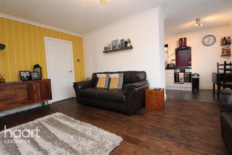 3 bedroom semi-detached house to rent, Walnut Way, Leicester