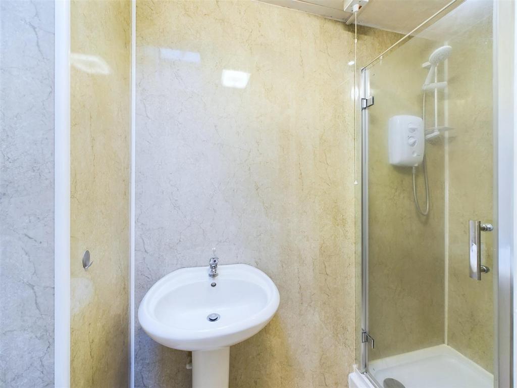 Shower room in no.5