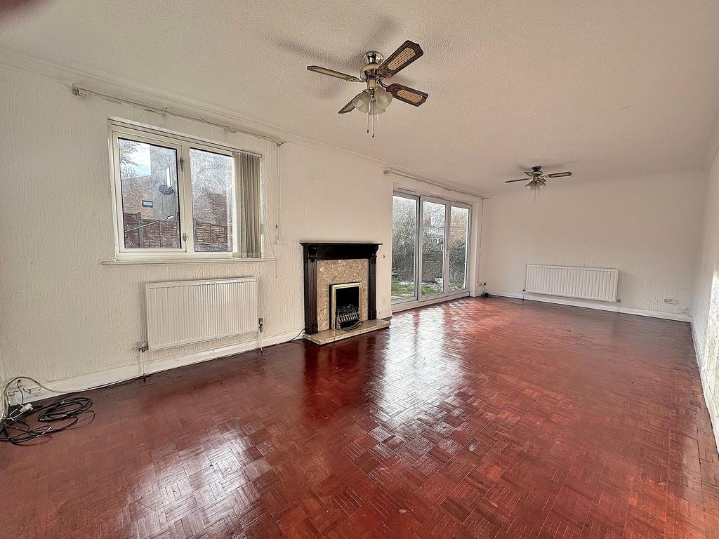 Lounge/Dining Room