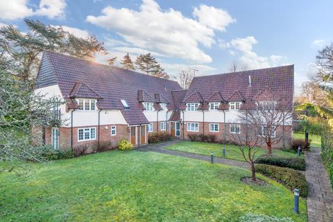 3 bedroom flat for sale, The Close, Farnham, Surrey, GU9