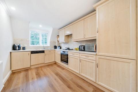 3 bedroom flat for sale, The Close, Farnham, Surrey, GU9