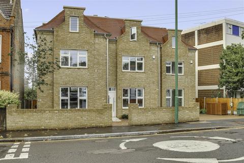 4 bedroom terraced house to rent, Chingford Lane, Woodford Green IG8