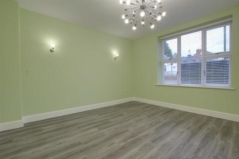 4 bedroom terraced house to rent, Chingford Lane, Woodford Green IG8