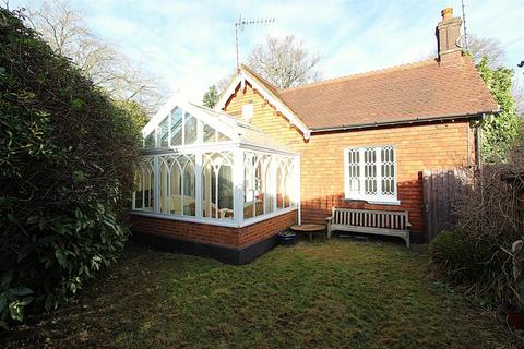 2 bedroom detached bungalow for sale, Garratts Lane, Banstead