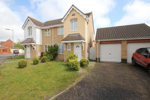 3 bedroom semi-detached house to rent, Guscott Close, Lowestoft NR32