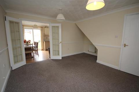 3 bedroom semi-detached house to rent, Guscott Close, Lowestoft NR32