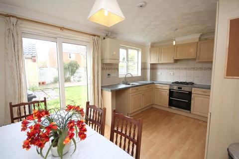 3 bedroom semi-detached house to rent, Guscott Close, Lowestoft NR32