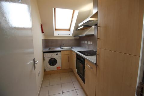 3 bedroom flat to rent, Station Road, Uxbridge