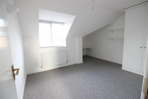 3 bedroom flat to rent, Station Road, Uxbridge