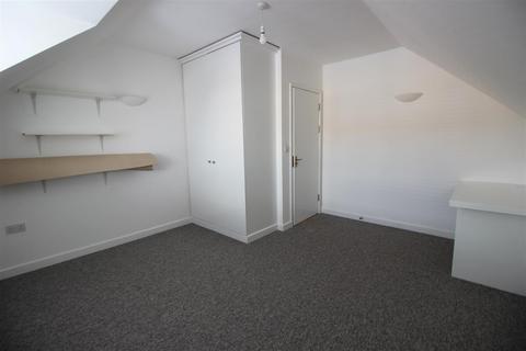 3 bedroom flat to rent, Station Road, Uxbridge