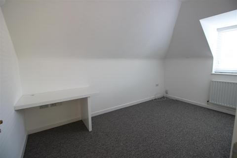 3 bedroom flat to rent, Station Road, Uxbridge