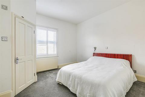 2 bedroom apartment for sale, Croydon Road, Caterham CR3