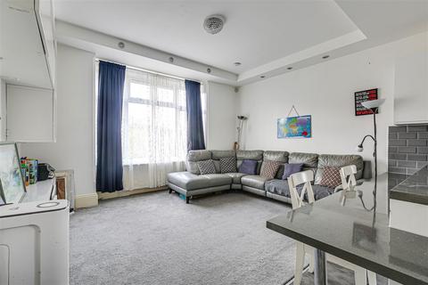 2 bedroom apartment for sale, Croydon Road, Caterham CR3