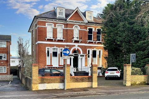 2 bedroom flat to rent, Osborne Road, Windsor, SL4