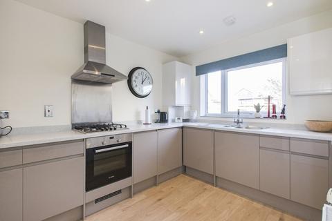 4 bedroom end of terrace house to rent, Potter Close London SE2