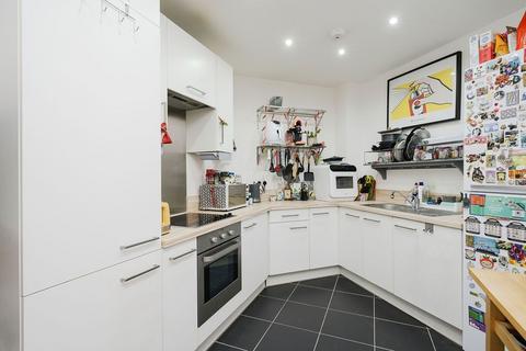 2 bedroom flat for sale, West Barnes Lane, London SW20