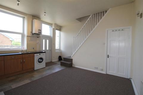 2 bedroom terraced house to rent, Savile Road, Elland