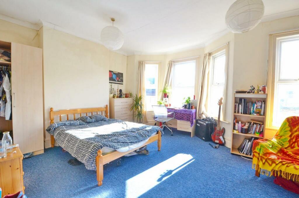 A spacious and bright large double bedroom with...