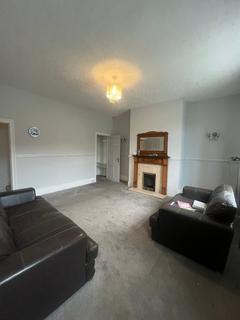 3 bedroom end of terrace house to rent, Lees Hall Road, Dewsbury, WF12