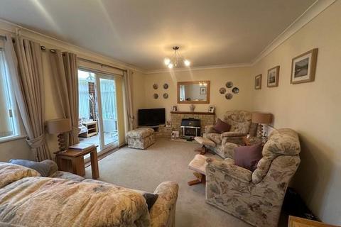 2 bedroom detached bungalow to rent, The Moors,  Thatcham,  RG19