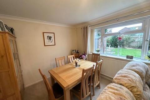 2 bedroom detached bungalow to rent, The Moors,  Thatcham,  RG19