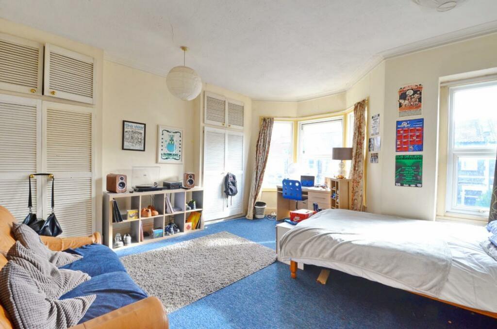 A spacious and inviting large double bedroom wi...