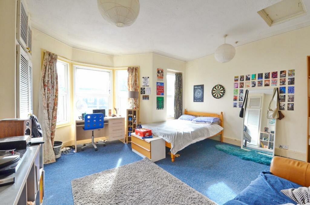 A spacious and bright large double bedroom, per...