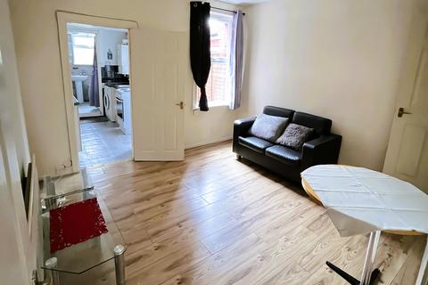 3 bedroom terraced house to rent, Hartley Road, High Town, Luton, LU2