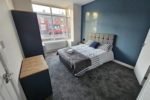 4 bedroom end of terrace house to rent, Bury Road, Bolton