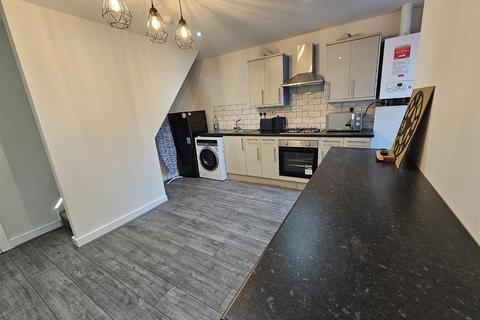 4 bedroom end of terrace house to rent, Bury Road, Bolton