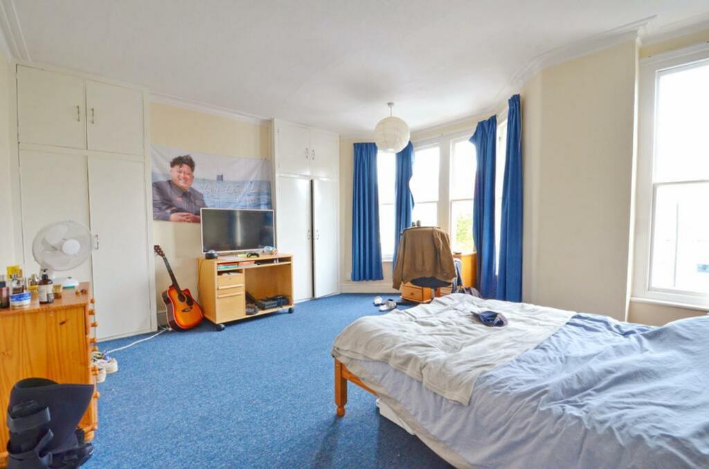 A spacious and inviting large double bedroom fe...