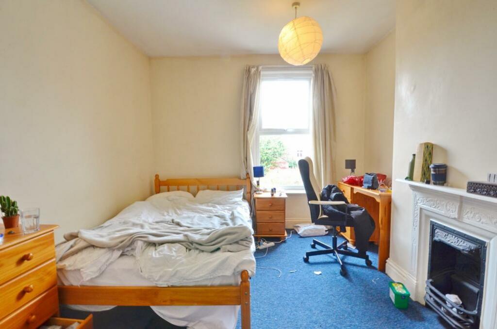 A cozy double bedroom with good natural light, ...